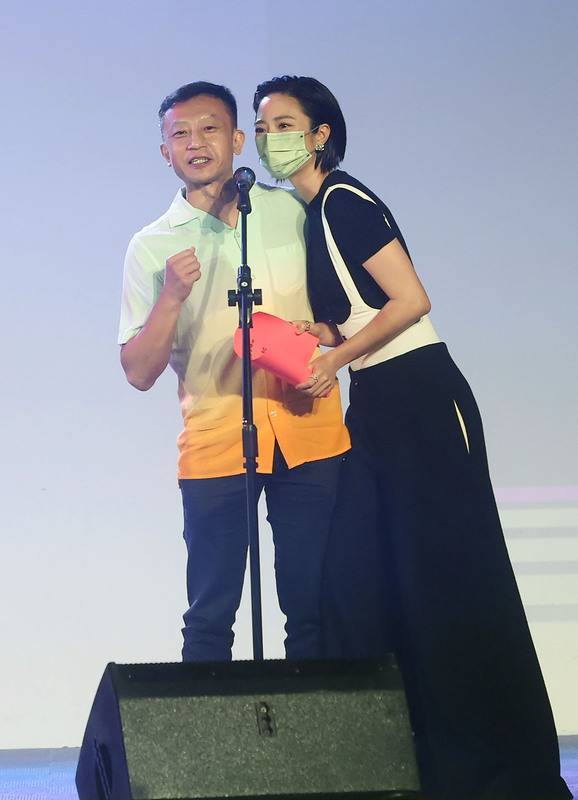 2022第44屆金穗獎11日在台北舉辦頒獎典禮，導演楊 雅喆（左）與藝人桂綸鎂（右）應邀出席擔任頒獎嘉 賓，兩人在台上互動。 中央社記者吳家昇攝 111年6月11日  

