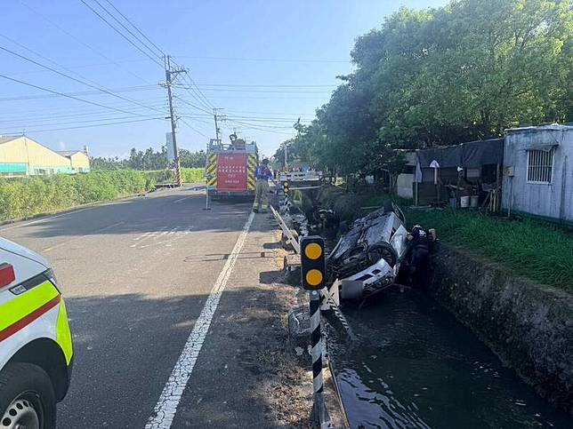 屏東縣竹田鄉永興路與連洲路口今天發生嚴重車禍，休旅車摔落西側排溝。(警方提供)
