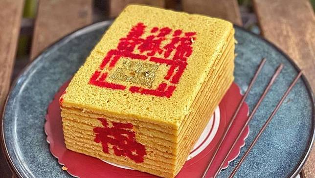 ▲因應清明節祭祖，台南台糖長榮酒店布開賣6吋「金紙蛋糕」，還附3柱清香，逼真外型引發網路熱議。（圖／取自「幾路食記」）