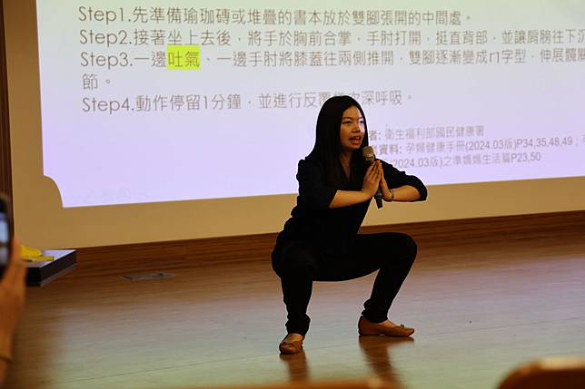 物理治療師林淨心示範訓練骨盆底肌的合掌式的技巧，並強調各種伸展和運動，時間不用太久，但每天持續的練習最有用。