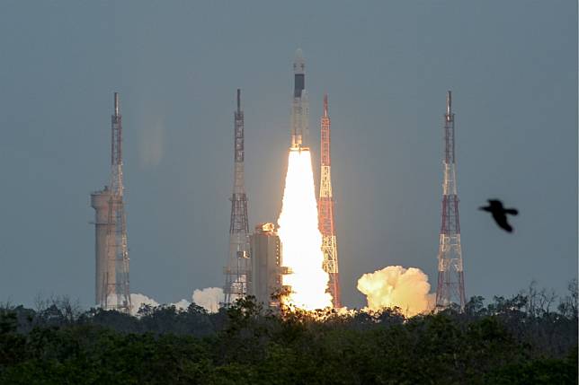 印度於22日成功發射「月船二號」升空。（湯森路透）