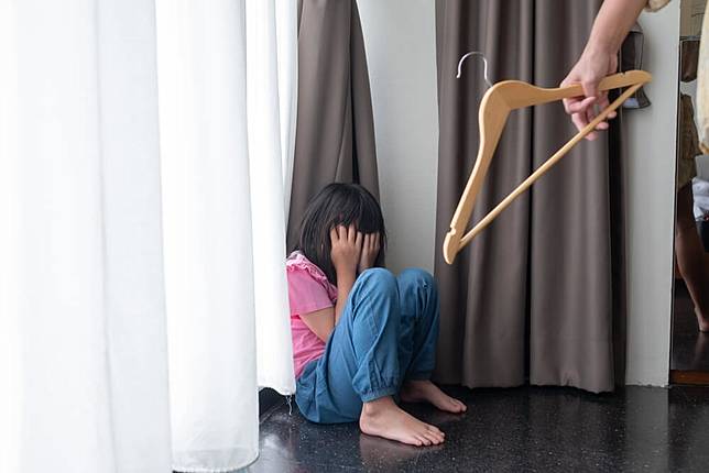 太誇張了！南韓11歲男童被爸爸持鋁棒「活活打死」，原因竟然是回家不寫功課