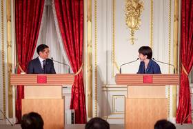 日本首相高市早苗(右)今天(28日)晚間與菲律賓總統小馬可仕(Ferdinand Marcos)(左)舉行會談，雙方同意將兩國關係升級為「全面戰略夥伴關係」。(X平台/@takaichi_sanae)