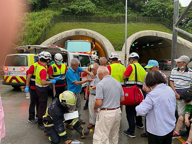 蘇花改蘇澳隧道北口段，發生２輛遊覽車車禍事故，疑似是煞車不及追撞，有１９人送醫，皆為輕傷。（宜蘭縣消防局提供）