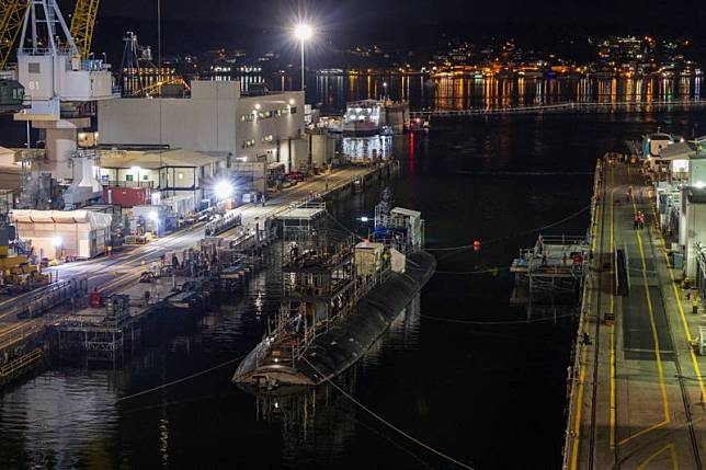 2021年10月在南海撞上「海底山脈」的海狼級核動力潛艦「康乃狄克號」終於進入船廠乾塢展開維修作業。 圖：翻攝US NAVY