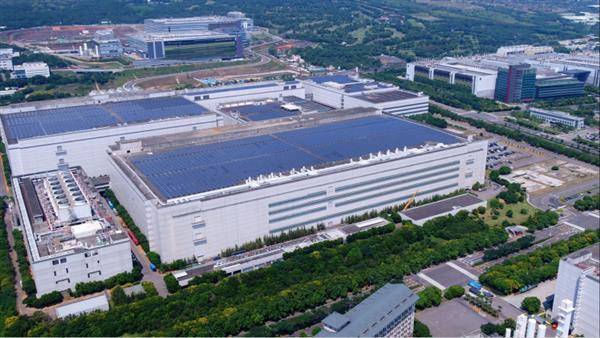經濟部投審會同意友達光電公司增資中國昆山廠，友達光電不僅在國內多處設廠，未來將加碼投資910億元。（圖片來源／友達光電公司提供）