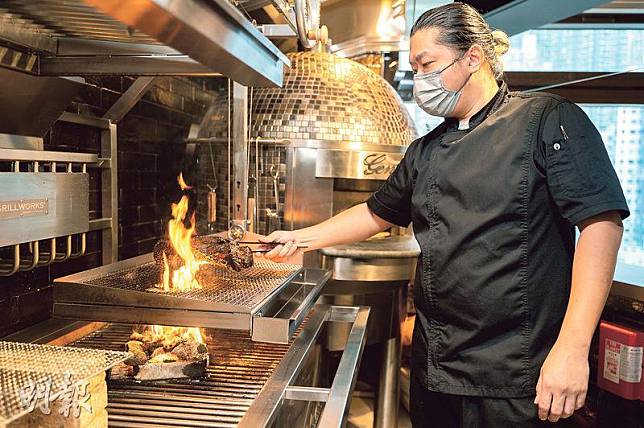 炭火烤炙——行政總廚DoBee Lam畢業於美國納帕谷的美國烹飪學院，又曾在越南生活及掌勺長達7年，精通各地燒烤技術。圖中牛肋骨，烤炙得脂油盡出、焦香四溢。（林靄怡攝）