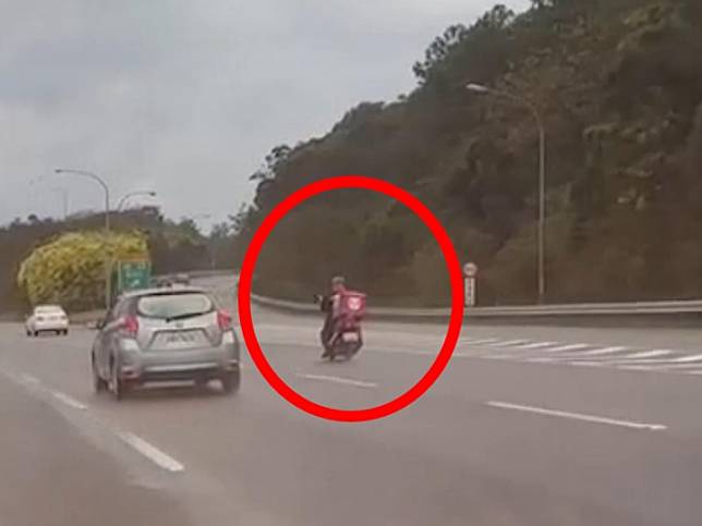 一位熊貓外送員誤闖高速公路，遇到交流道出口也沒出去。圖：警方提供
