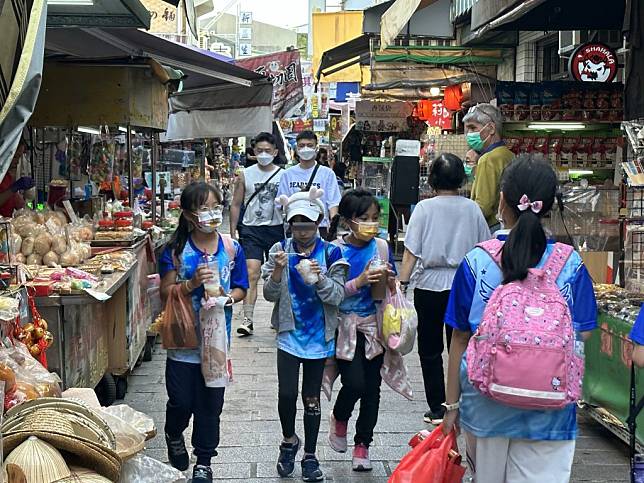 中央雖放寬室外不必戴口罩，但一日安平老街上的遊客，仍有不少民眾戴口罩。（記者陳銀全攝）