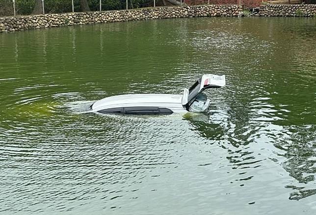 彭姓男子駕車在龍潭區，疑似倒車不慎整輛台墜入水池，他自己驚險脫困。（翻攝畫面）