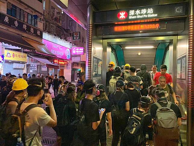 部分示威者到深水埗港鐵站準備離開(商台新聞 潘曉陽攝)