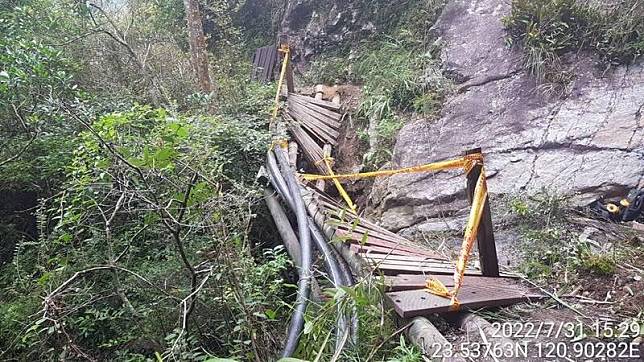 八通關古道棧橋遭落石砸毀，由於路況不佳，玉管處提醒山友若要通行，務必評估路況與天氣，切勿冒險通過。(圖由玉管處提供)