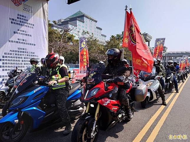 陸戰隊雲嘉南聯盟發起重機車大遊行，宣傳台南古都馬拉松。(記者洪瑞琴攝)