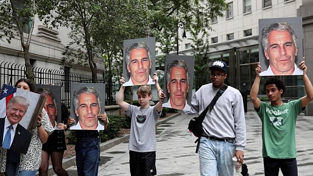 美國已故富豪艾普斯坦2019年7月8日在紐約受審時，民眾在庭外高舉他和前總統川普的照片抗議。路透社