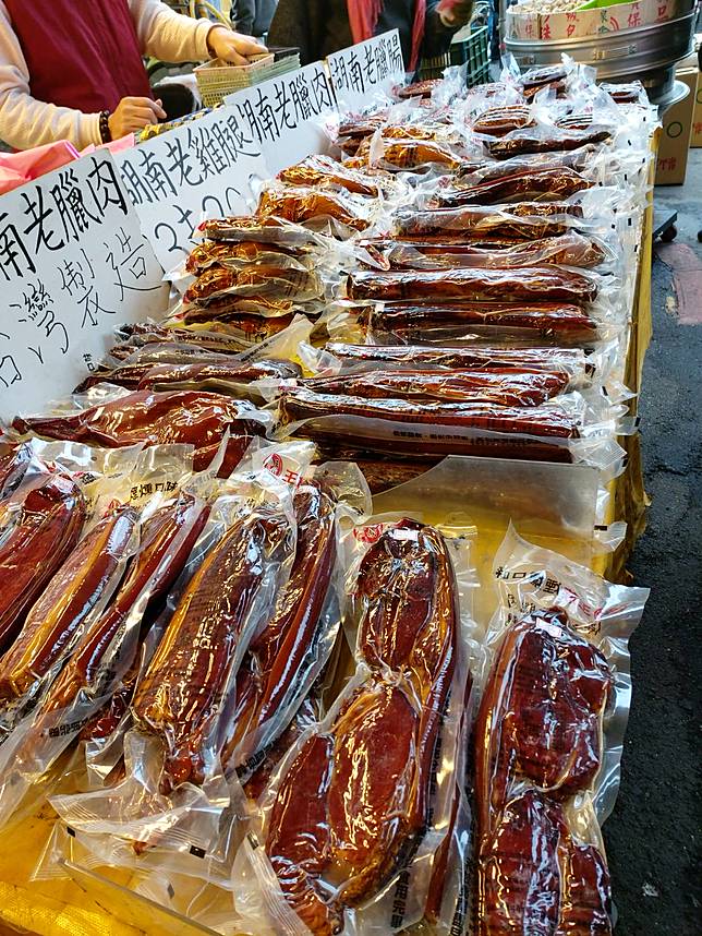 烏魚子、香腸、臘肉最好選擇真空包裝，並注意保存期限。（圖片來源：LINE熱點）