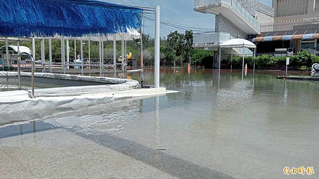 雙春遊憩區每天也是漲退潮2次淹水，休園延長到17日。(記者楊金城攝)