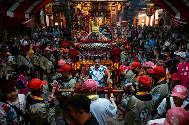 今年度大甲媽祖遶境隊伍創下去程的「史上最久」紀錄，自台中市出發後延誤逾7小時，凌晨4點才抵達彰化市南瑤宮。而在路過彰化市民生路地下道時，隊伍曾爆發2次搶轎衝突。（攝影／楊子磊）