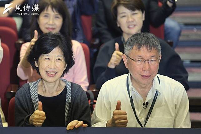 民眾黨主席柯文哲（前右）的夫人陳佩琪（前左）宣布將在9月底從聯醫提早退休，結束36年醫師生涯。（資料照，柯承惠攝）