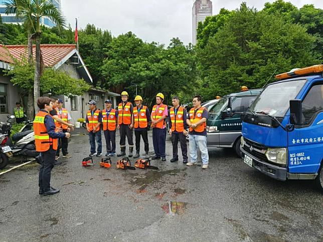 台北市工務局派遣包括可操作鏈鋸之人員共38名、吊卡及抓斗等車輛15台，鏈鋸30台，提供高雄專業救災協助。 圖：台北市政府工務局 / 提供