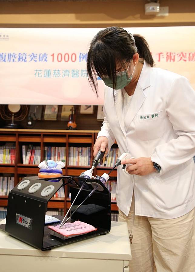 花蓮慈院婦產部住院醫師進行微創手術縫合打結比賽。(花蓮慈濟醫院提供)