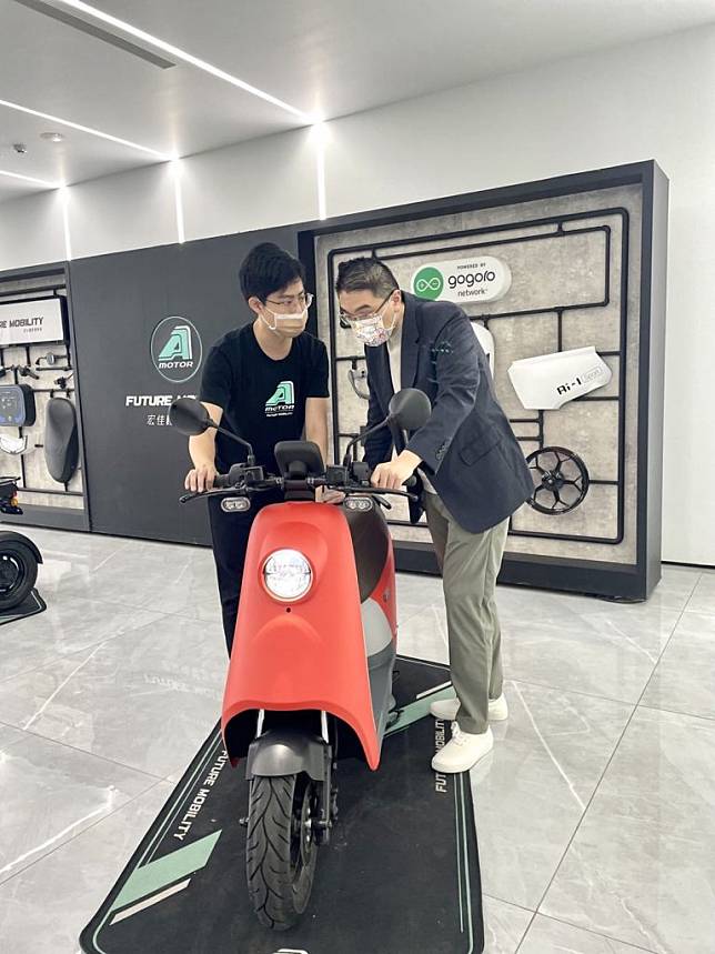 謝國樑南下拜訪台灣電動機車三大品牌之一的「宏佳騰動力科技」，討論國際上碳權、碳足跡應用與落實。(謝國樑提供)