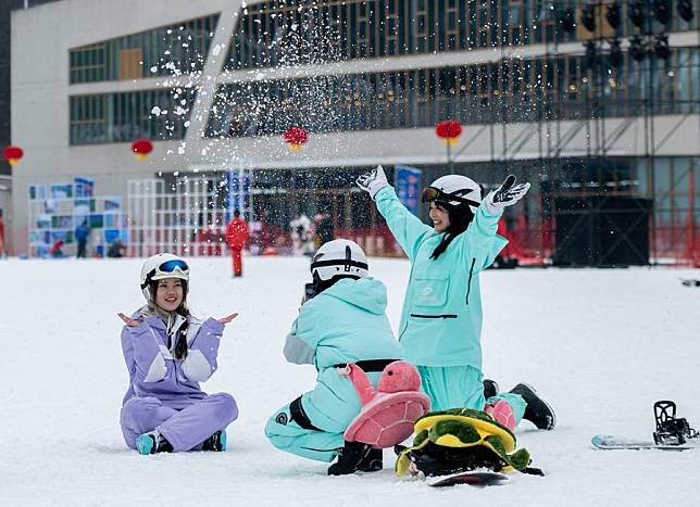 Tourists pose for photos at a ski resort in Enshi, central China's Hubei Province, Dec. 26, 2024. (Xinhua/Hu Jingwen)