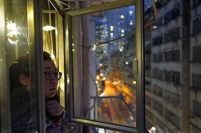 美聯社記者Zen Soo在香港居家隔離期間在窗口透氣。（美聯社）