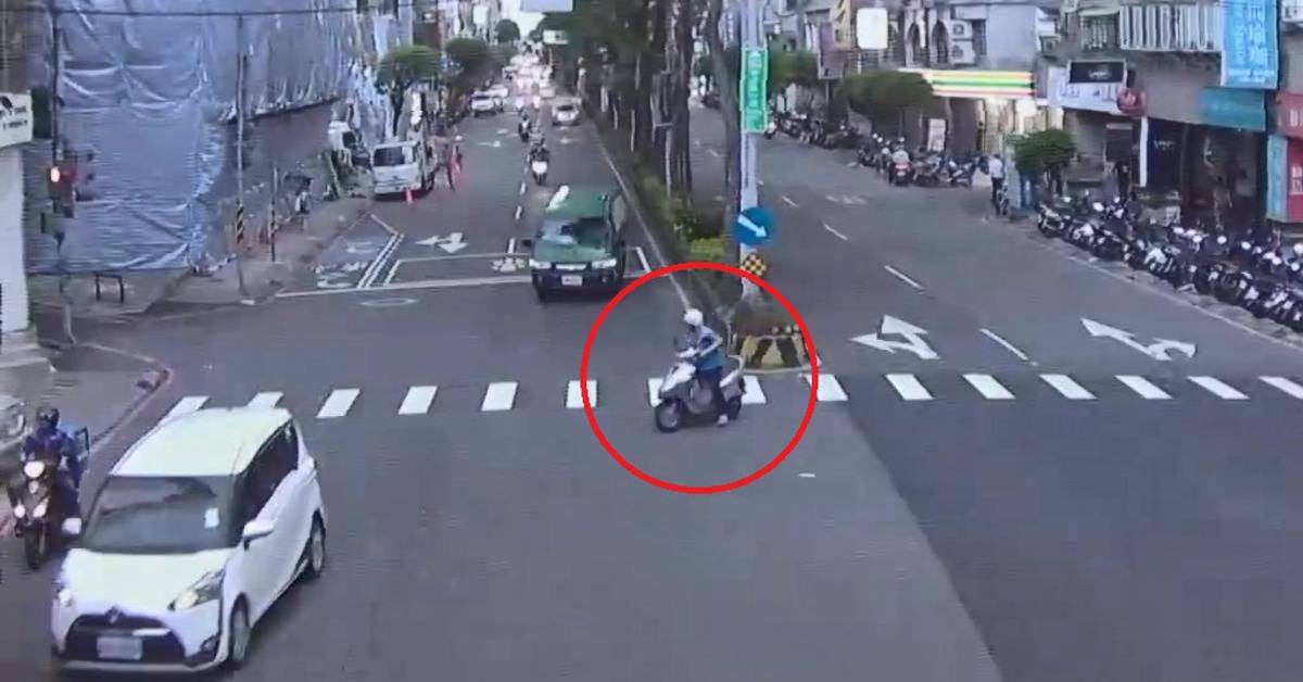 永和阿伯鬼切！害郵務車外切急停 騎士煞車不及追撞 | EBC 東森新聞 | LINE TODAY