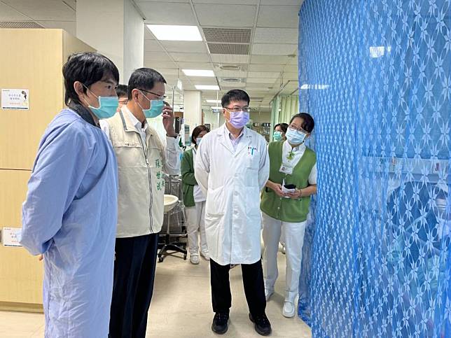 台南市立醫院自六月登革熱疫情發生至今已收治二百多例病患，現有五人重症住院，急診室也開始掛蚊帳防蚊。（台南市衛生局提供）