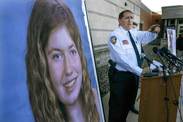 2018年10月17日美國威斯康辛州的巴倫郡警長菲茨杰拉德，召開記者會講述潔米失蹤案。（美聯社）
