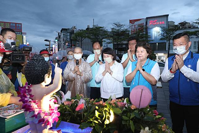 嘉義市長黃敏惠參加佛誕節「力阿卡雲水浴佛車踩街嘉年華」活動，表態參選立委的陳家平（右起）、張秀華、田長沛也出席。 圖：嘉義市政府/提供