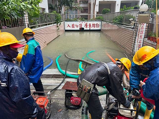 高雄市三民區德山街這處大樓地下停車場全被淹沒，昨天台電接獲通報就出動機具抽水。台電提供