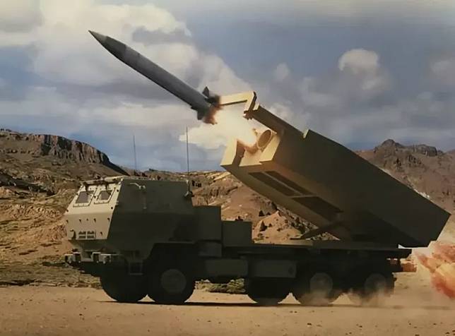 「海馬斯多管火箭系統」是一種多管遠程殺傷武器，具有快速部署和高機動性的特點，是美軍陸軍火力支援的重要力量。 圖：翻攝自騰訊網