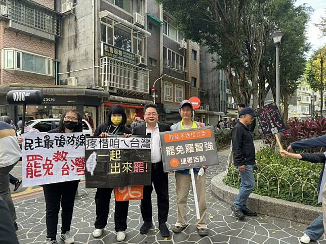 矢板明夫到大安區永康公園和罷免藍委羅智強的團體志工們交流。 圖：翻攝矢板明夫臉書