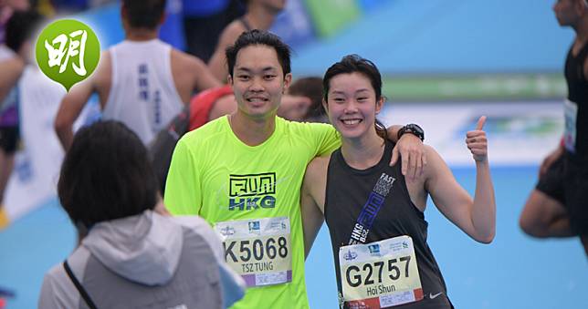 香港泳隊「美人魚」歐鎧淳（右）與男友胡子彤（左），首次參加渣打香港馬拉松跑10公里，這對「情侶檔」最終以57分11秒攜手衝過終點。（鍾林枝攝）