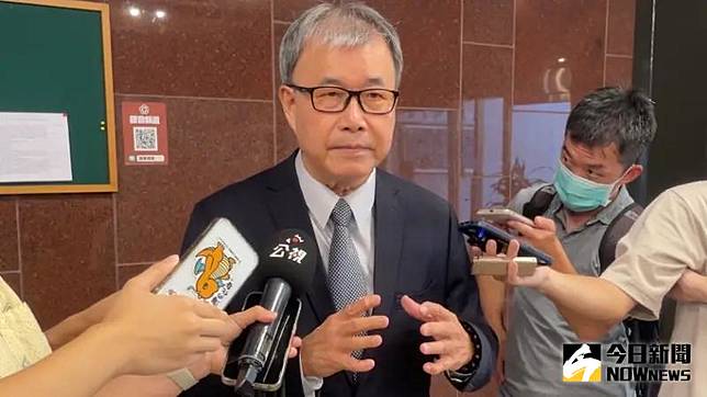 教育部長鄭英耀接受媒體聯訪。