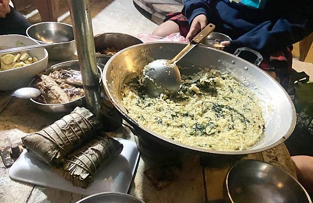 部落經典圍爐料理─搖搖飯！芋頭粉加花生碎、小米配樹豆，親友情感搖在一起