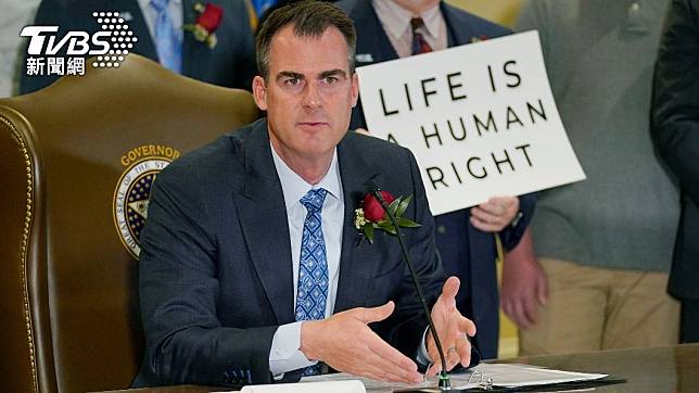 奧克拉荷馬州長史提特25日簽署嚴格反墮胎法案。（圖／達志影像美聯社）