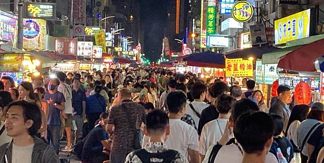 高雄演唱會熱情開唱，夜市等地方經濟發威。（記者許正雄翻攝）