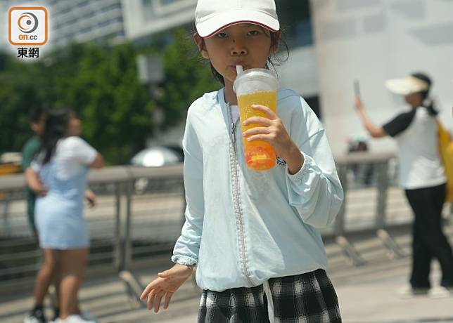 開學日延續近日酷熱天氣，除趕埋餘下暑期功課，執書包最好帶埋把遮。