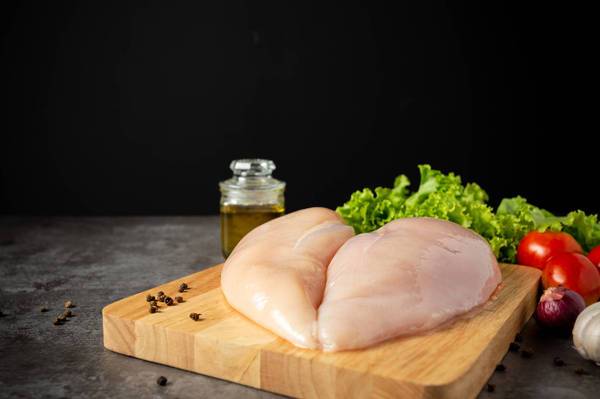 蛋白質高、低脂肪的雞胸肉是健身族的首選肉類，但醫師指出，不同的肉類對肌肉的修復有不同效益，最好能均衡攝取。(圖取自freepik)