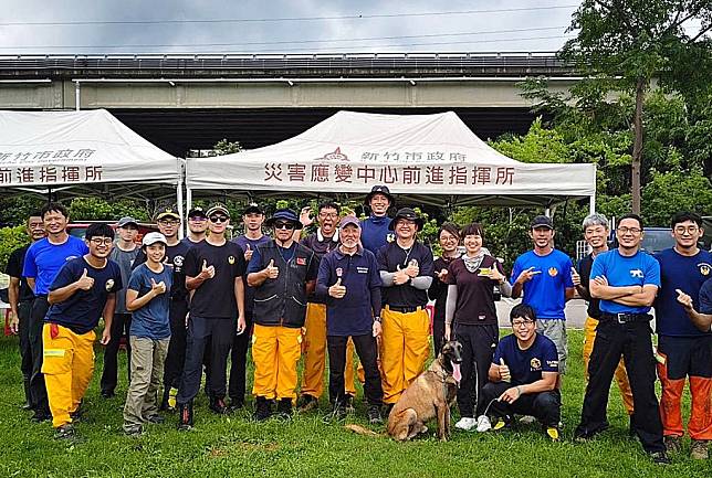 救援小英雄，勇闖搜救犬考試，用嗅覺和勇氣，守護桃園我的家。（消防局提供）