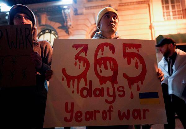 23日在俄羅斯駐美國紐約領事館外，示威者舉行俄烏戰爭週年活動，向烏克蘭表達支持。路透社