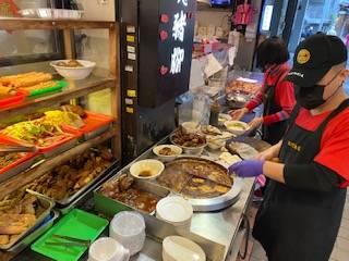 台北市西門町找尋老味道豬腳飯，內江街西門麵店是好選擇。（記者王超群攝）