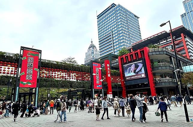 信義區百貨密集，又有空橋四處串聯，成為民眾逛街天堂。圖／好房網News記者蔡佩蓉攝影