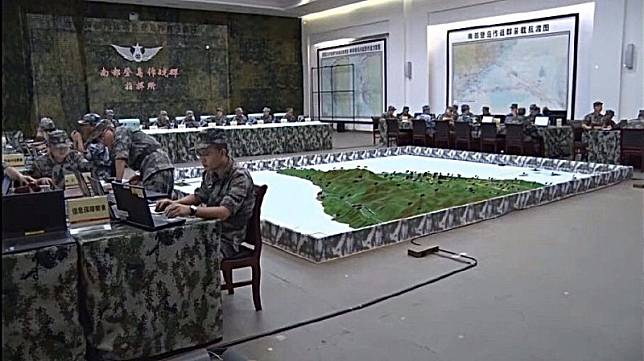 中國解放軍南部登島作戰群指揮所兵推照流出，牆上有攻台航渡圖，解放軍模擬攻打金門、澎湖與南台灣的路線。(圖取自微博)