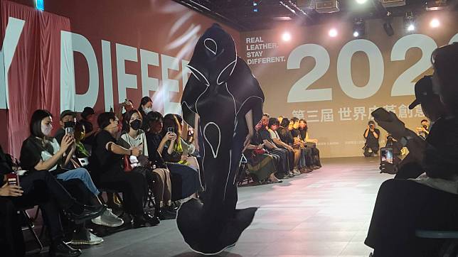 2022年世界皮革創意設計大賽Overall Winner壓軸大獎作品〈視線〉，由實踐大學服裝設計系學生鹿于倫設計，將登上9月倫敦時裝周展出。(江昭倫 攝)