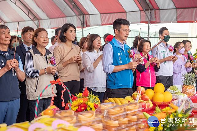 南投市圖在張市長任內順利發包興建，今由許縣長等上香祈祝順利。（縣府提供）