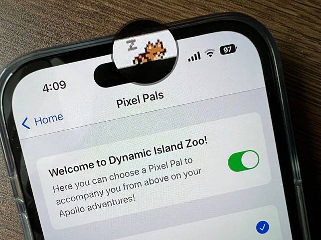 iPhone 14 Pro 動態島遊戲。(圖／記者周淑萍攝)