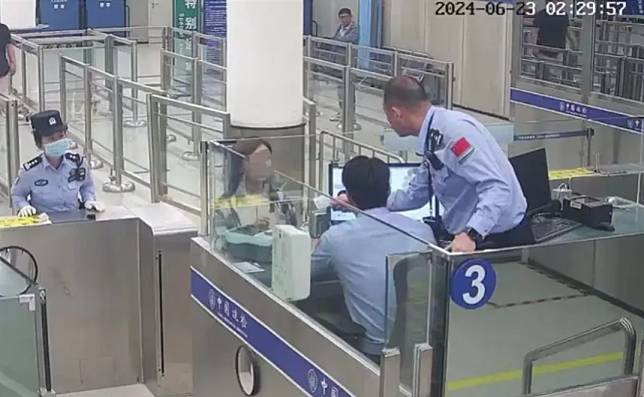 6月23日，一名女子在皇崗口岸企圖冒用他人證件非法入境香港，當場被深圳邊檢民警識破。（南方都市報）